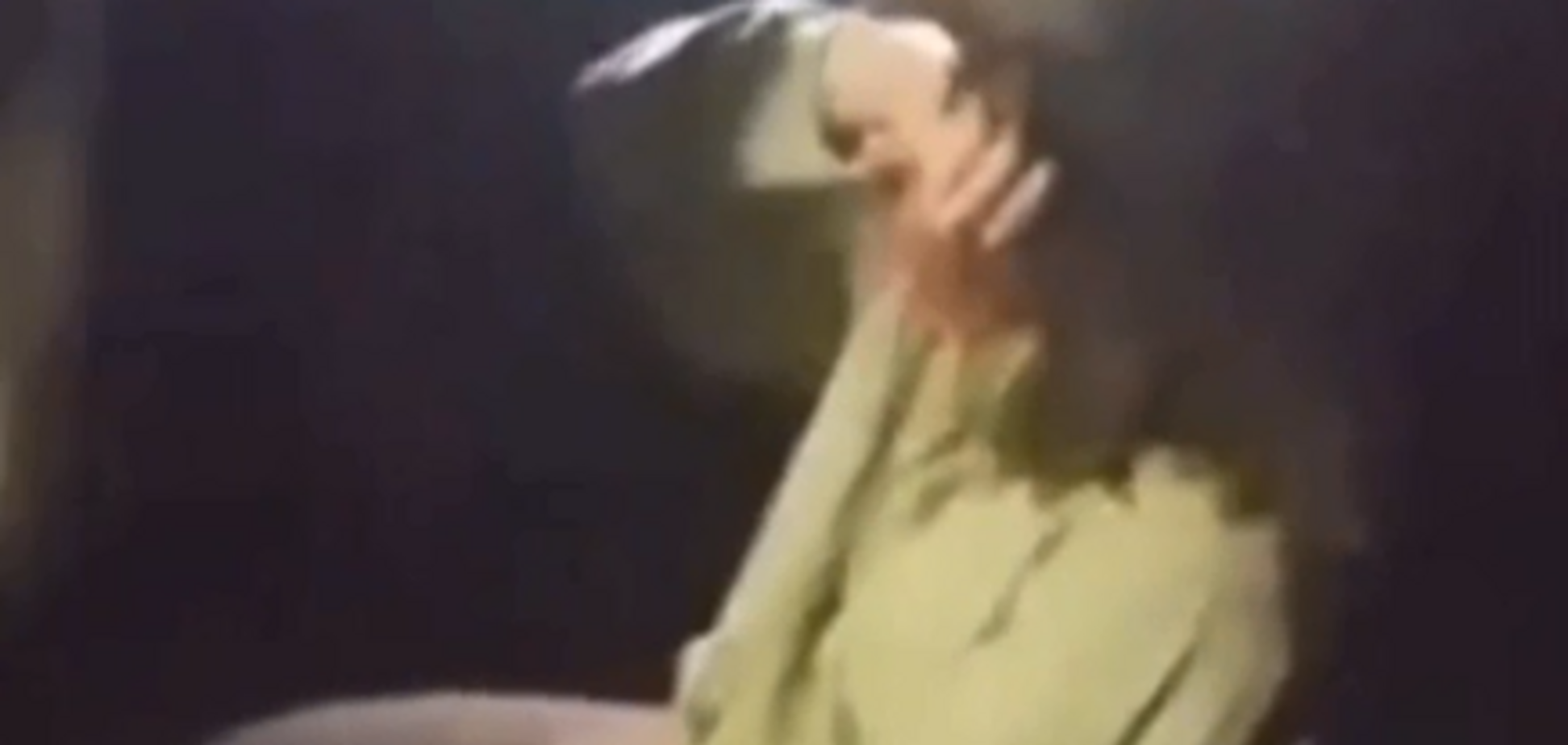 У Запоріжжі натовп підлітків по-звірячому побив двох дівчат. Відео 18+