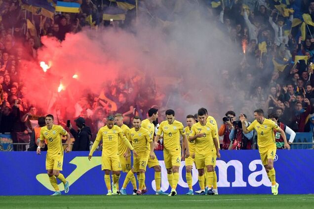 Збірна України влаштувала феєричне святкування з фанатами на переповненому 'Олімпійському'