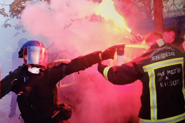 У Парижі масовий протест пожежних переріс у сутички з поліцією: відео акції