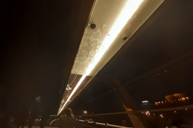 Ребенок ударил головой: в Киеве на 'мосту Кличко' разбили стекло