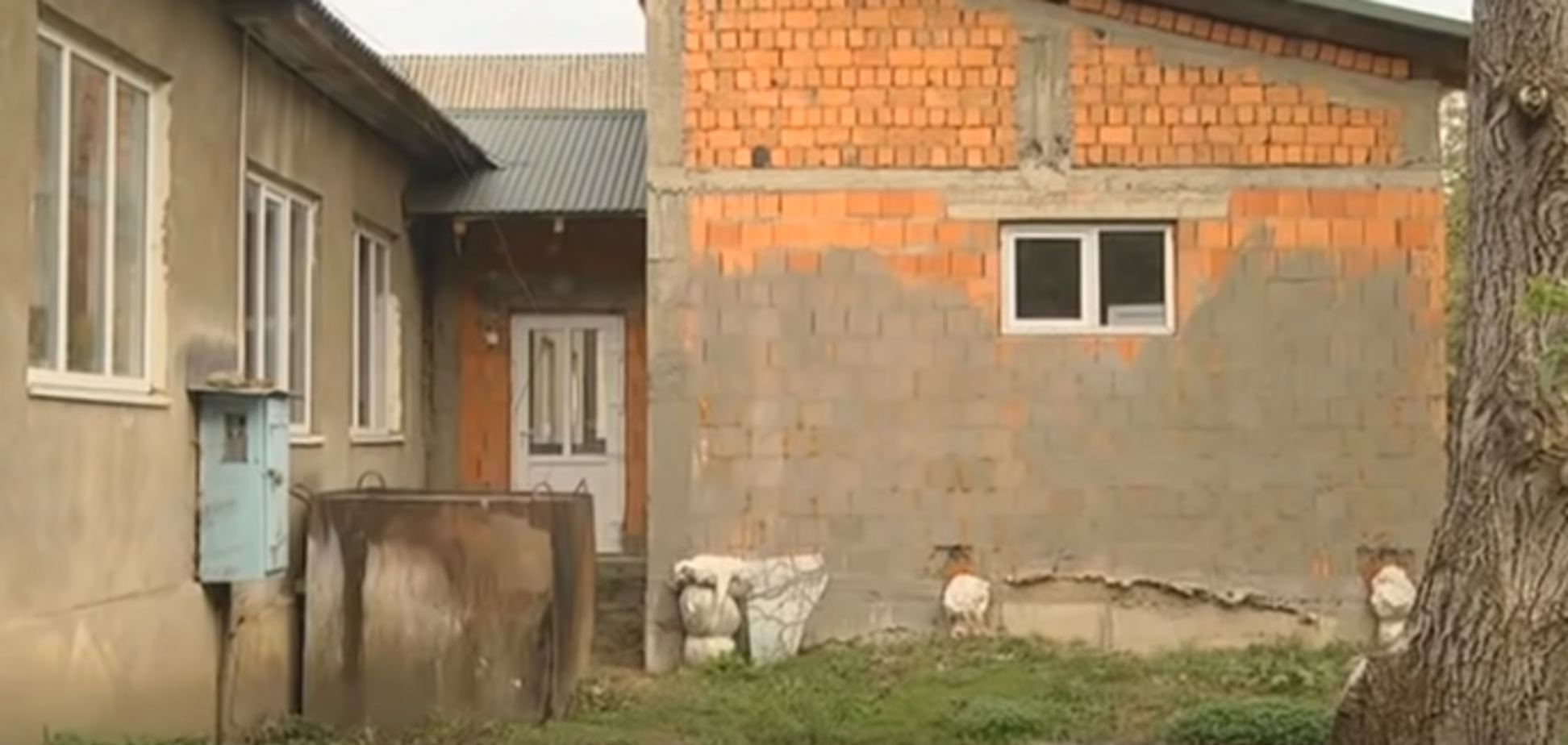 'Золотые' унитазы: на Закарпатье потратили 100 тысяч долларов на школьный туалет-долгострой