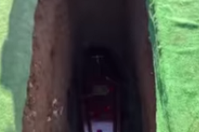 'Я в ящике! Выпустите меня!' Сеть шокировал инцидент с погибшим военным: видео