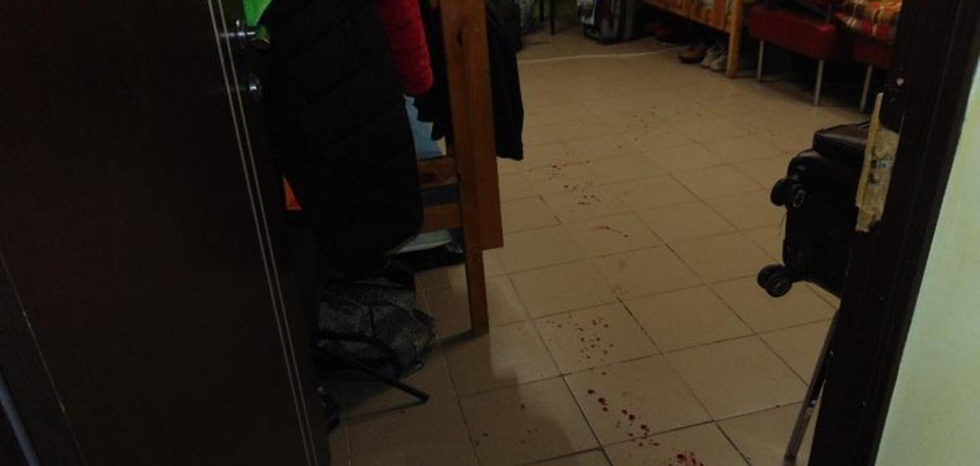 Поссорились из-за мебели: в хостеле Киева произошла поножовщина