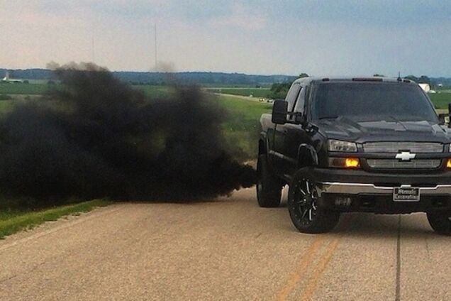В США 'угольный' пикап бросил вызов Tesla: драматическое видео