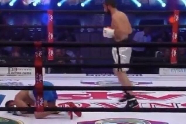 Боксер швырнул соперника на канаты и нокаутировал ударом по печени