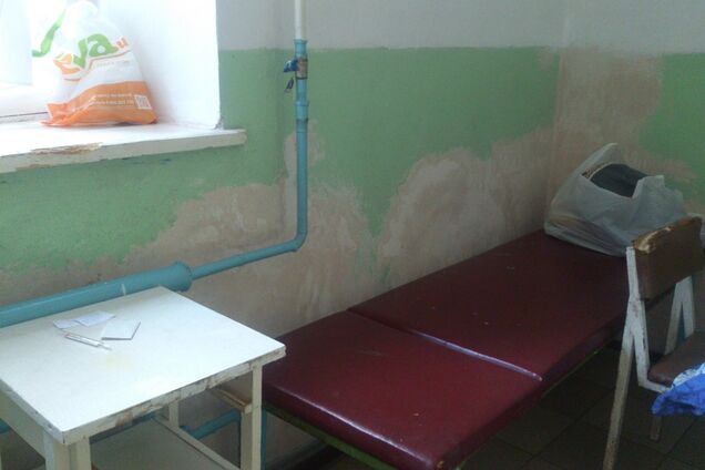 Обдерті стіни і цвіль: мережу розлютили умови в лікарні на Запоріжжі