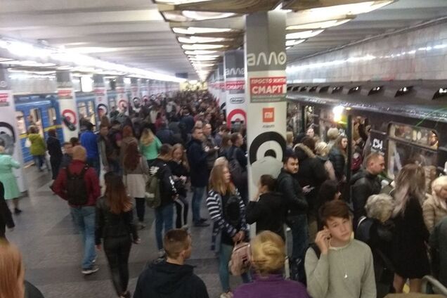 Натовпи людей в метро Києва