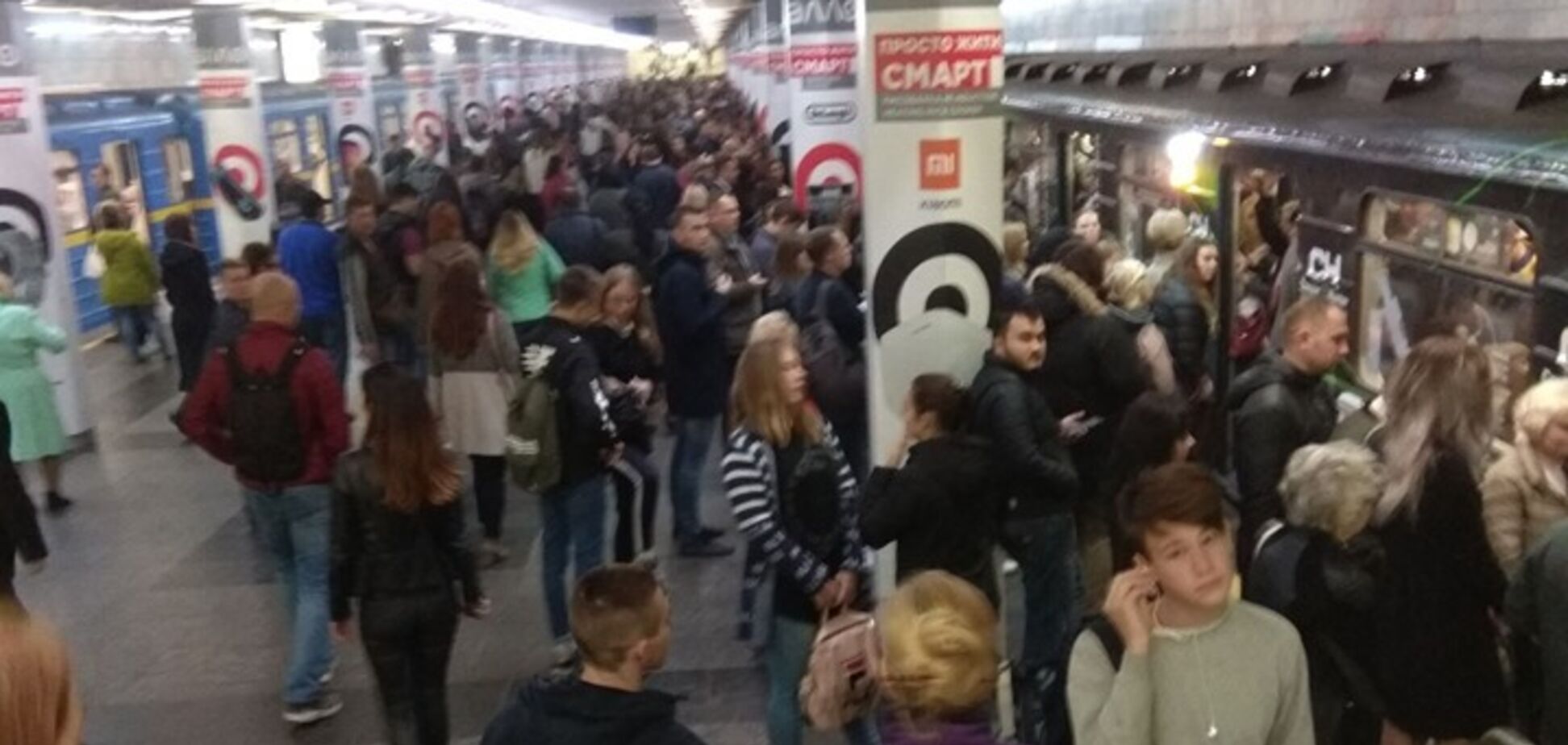 Толпы людей в метро Киева