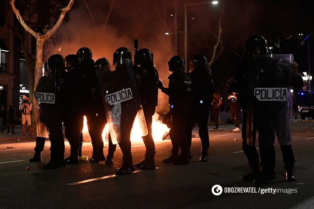Сносят заборы и бросаются мусором: протесты в Барселоне переросли в беспорядки. Фоторепортаж