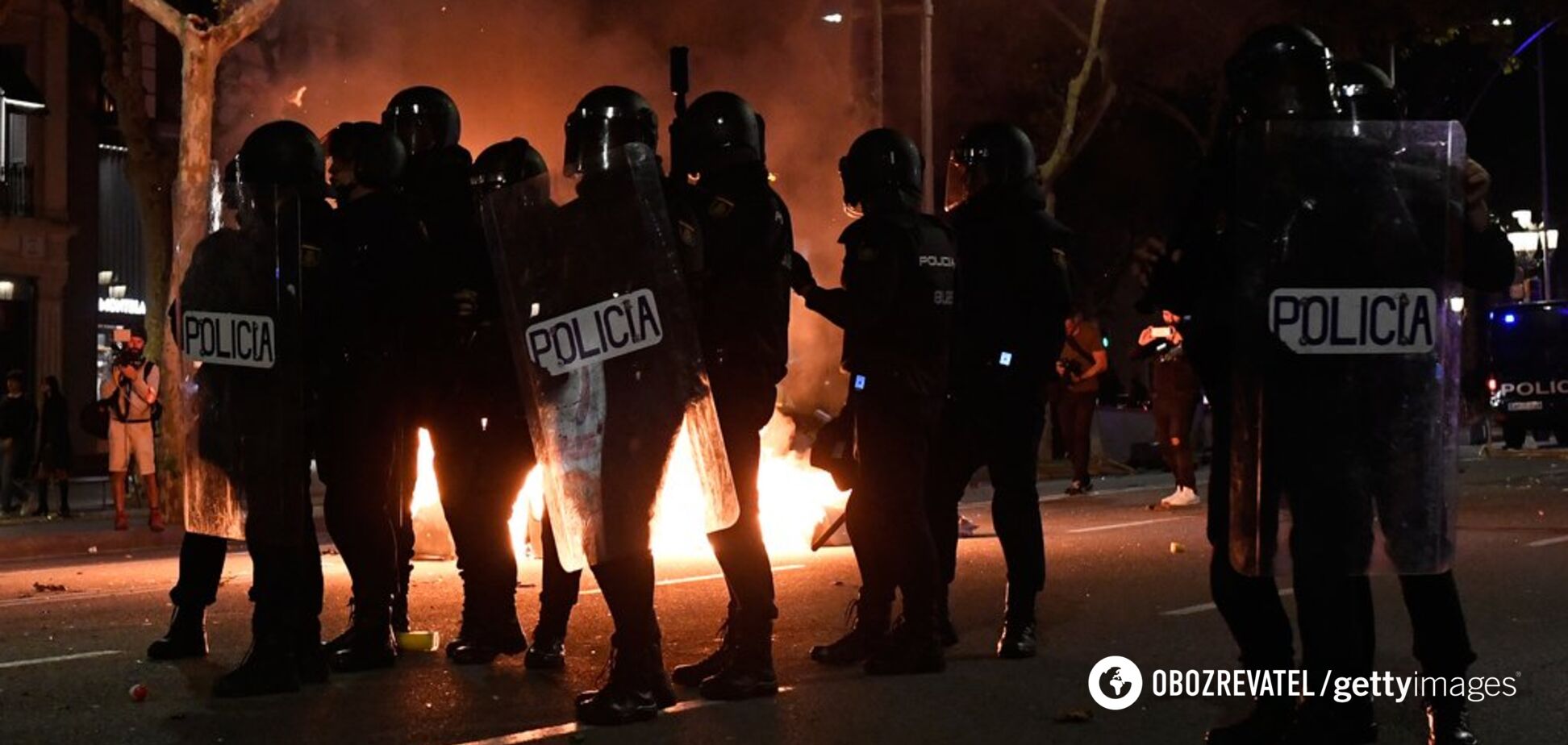 Зносять паркани і кидаються сміттям: протести у Барселоні переросли у заворушення. Фоторепортаж