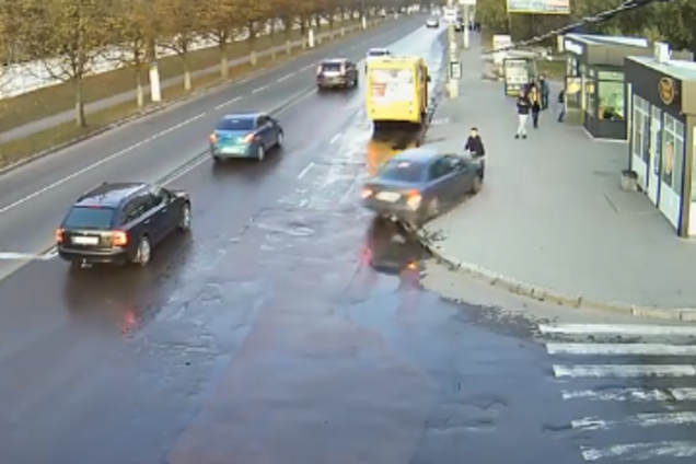 У Житомирі людину збили прямо на зупинці