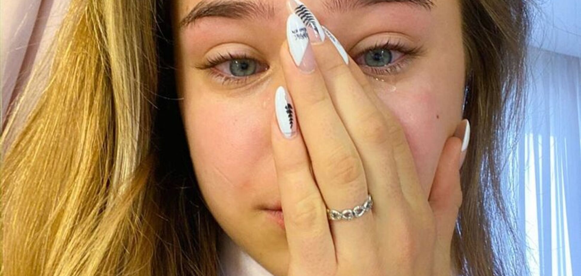 'Выхватил пистолет и угрожал': в России пранкеры напугали известную блогершу до слез