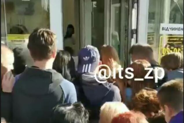 'Дикари!' В Запорожье устроили бойню возле секонд-хенда. Видео