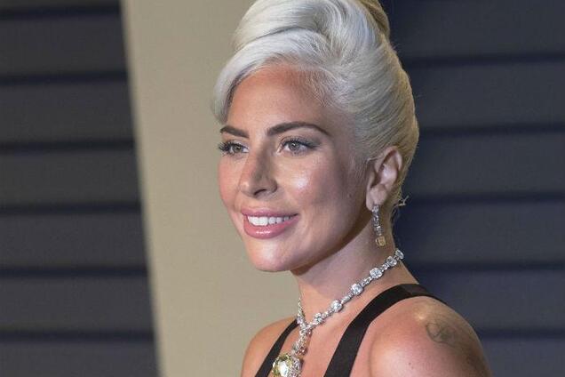 Леди Гага упала со сцены: в сети появилось видео конфуза
