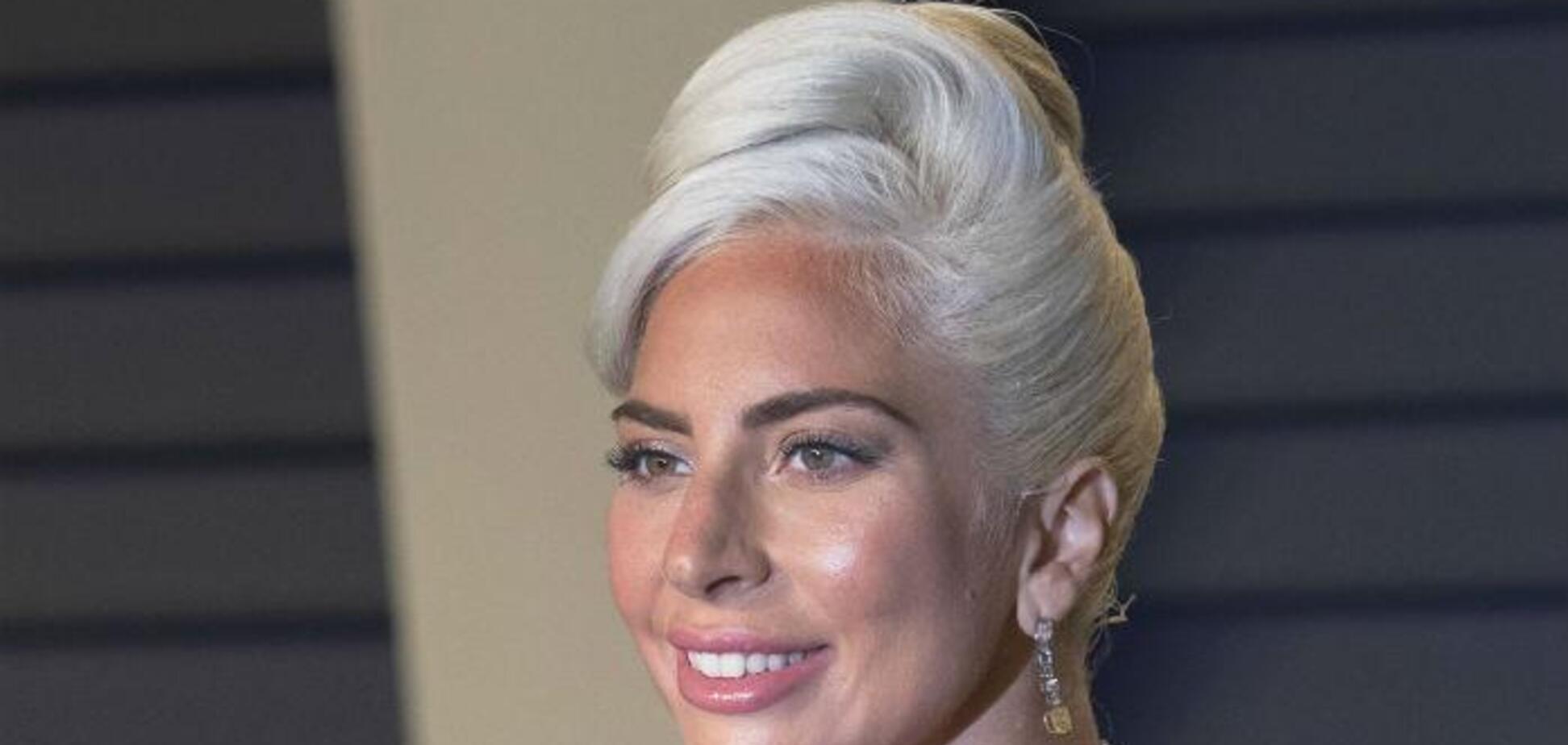 Леди Гага упала со сцены: в сети появилось видео конфуза