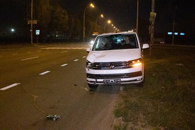 У Києві авто з Росії збило пішохода: водій пішов на підлість. Фото 18+