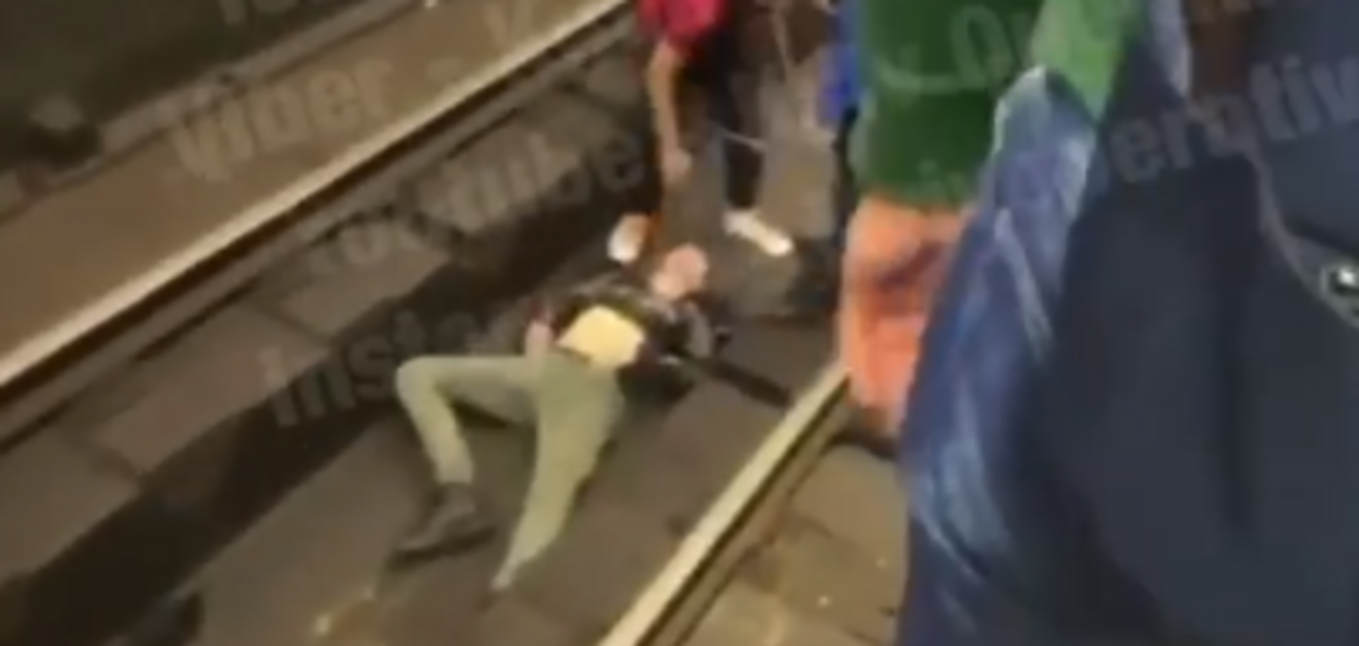 В Киеве мужчина упал на рельсы метро