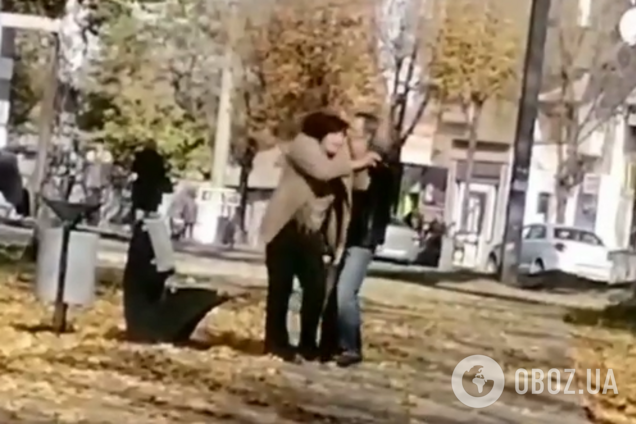 Рвав волосся і бив по обличчю: під Дніпром чоловік прилюдно розправився з жінкою. Відео 18+