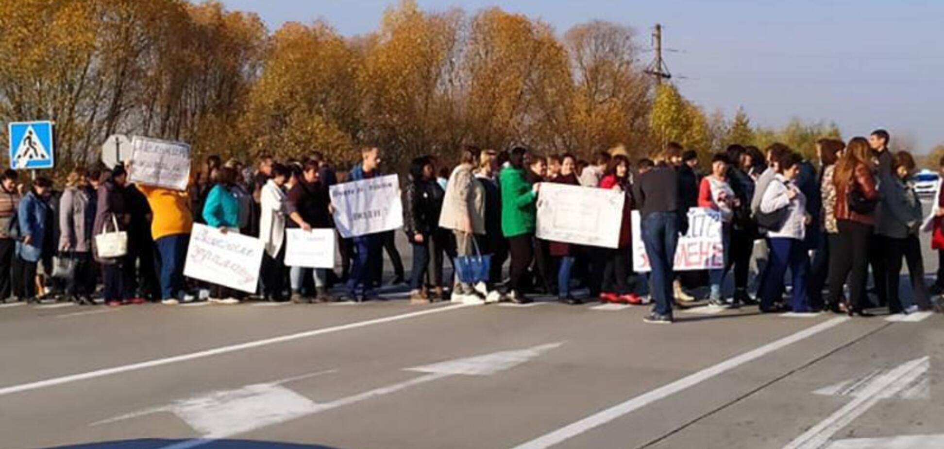 Учителя перекрыли дорогу под Житомиром из-за проблем с зарплатами
