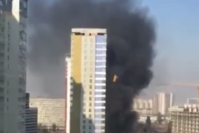 В Киеве вспыхнул масштабный пожар в недострое