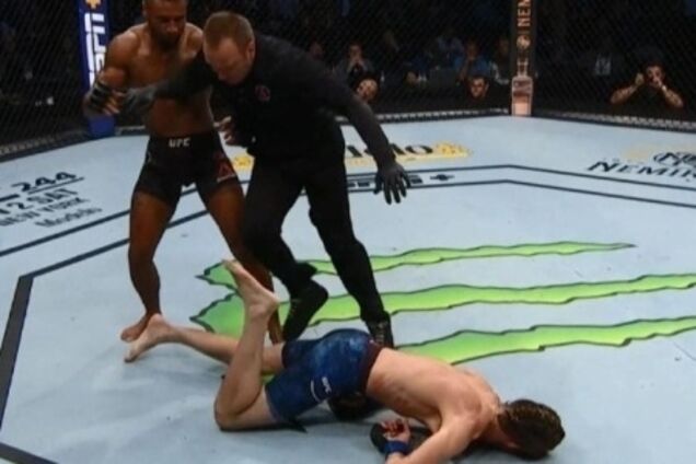 Боец UFC 'пушкой' в челюсть брутально нокаутировал соперника за 15 секунд до гонга - видеофакт