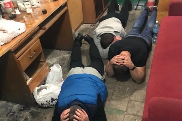 Під Києвом конвоїри влаштували банкет для членів ОЗГ