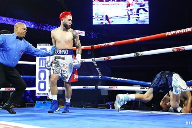 Непереможний боксер нокаутом повісив суперника на канати - опубліковано відео