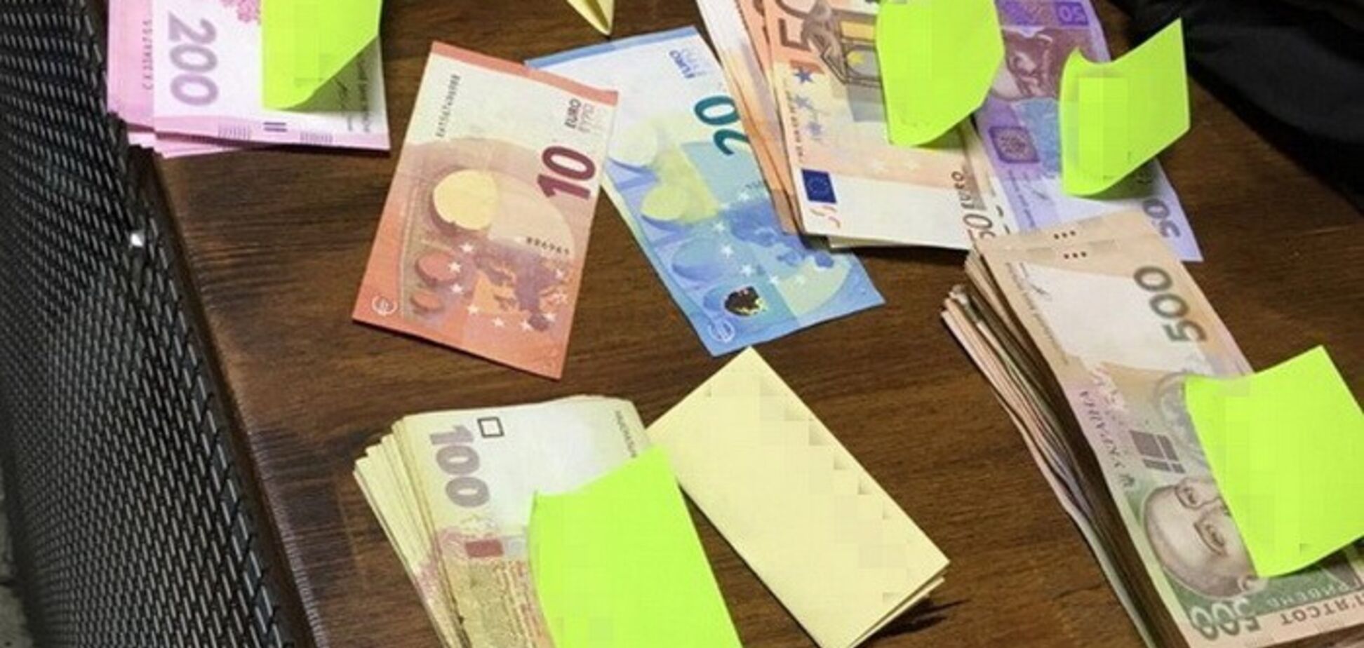 Дело на 100 млн грн: СБУ накрыла в Киеве склад контрабандной брендовой одежды