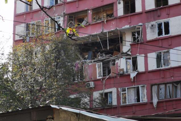 Обвалилися 4 поверхи: в Тбілісі вибухнув житловий будинок, є постраждалі