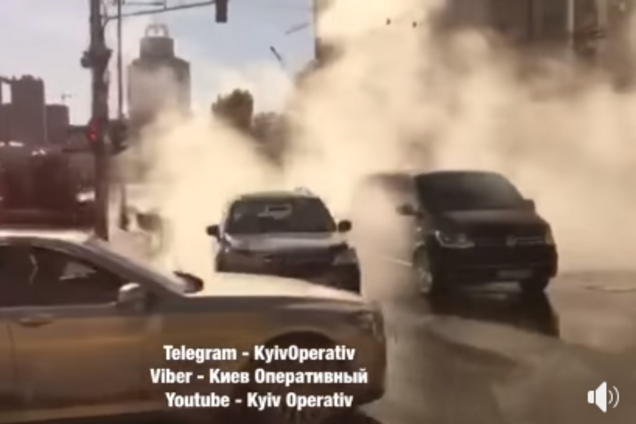 "Что же ты мимо трубы?" В Киеве горячая вода текла прямиком по улице