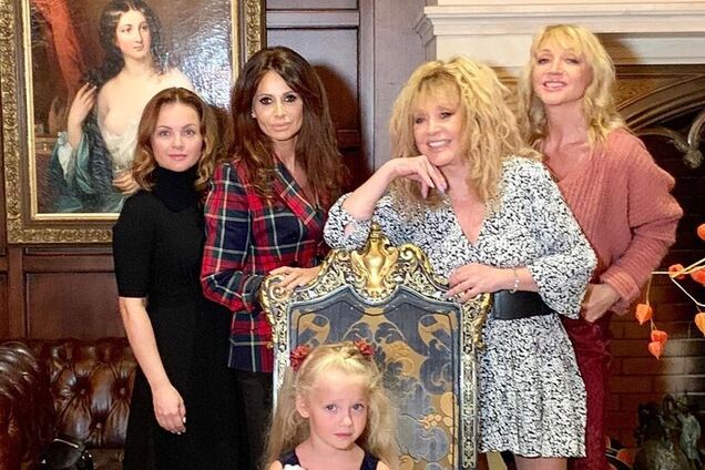 'Какие красавицы': семейное фото Пугачевой с дочерьми умилило сеть