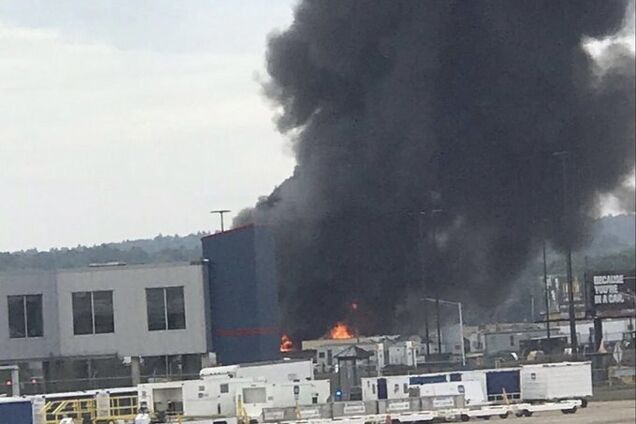 В США в аэропорту разбился боевой самолет: фото и видео