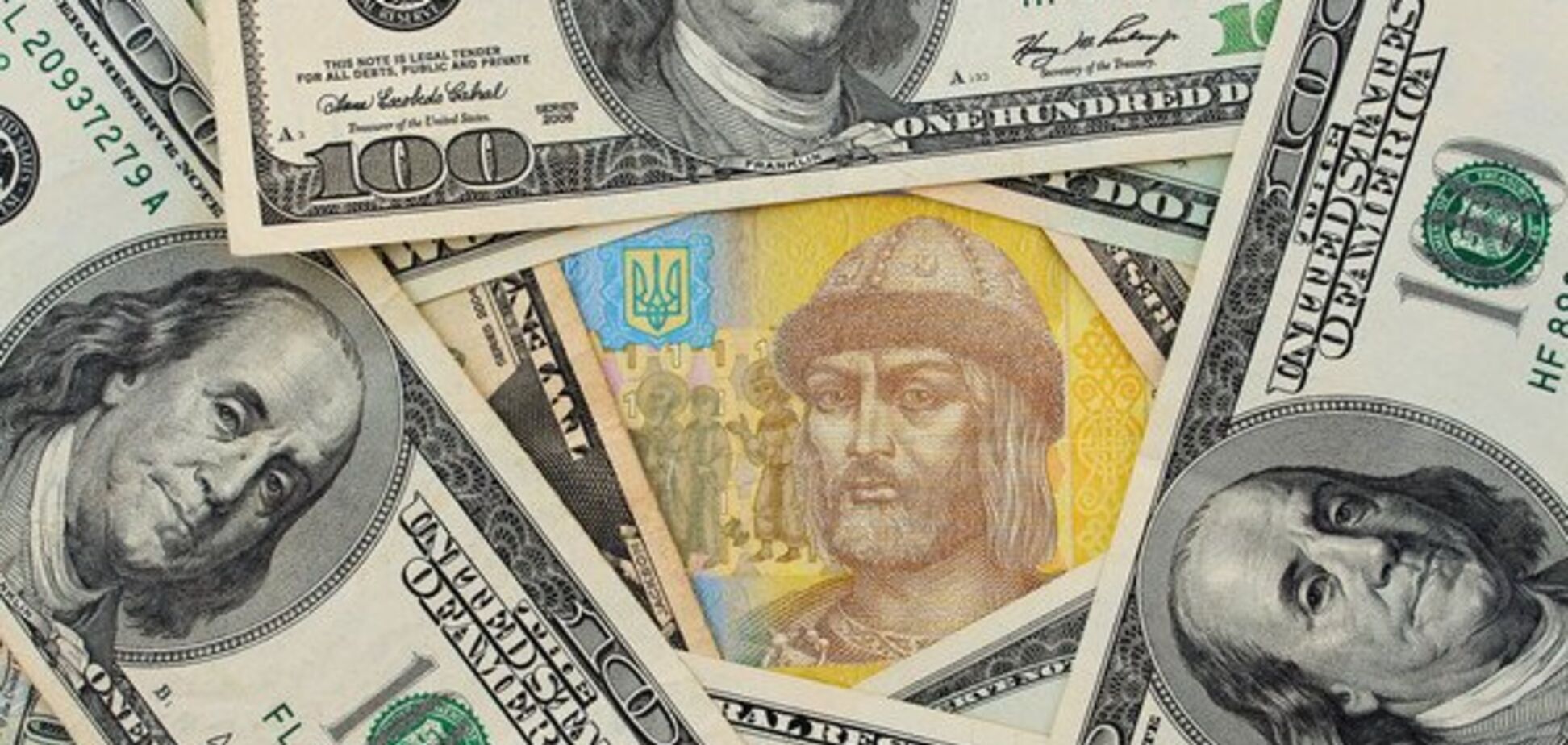 В Украине обменники взвинтили курс доллара: сколько стоит