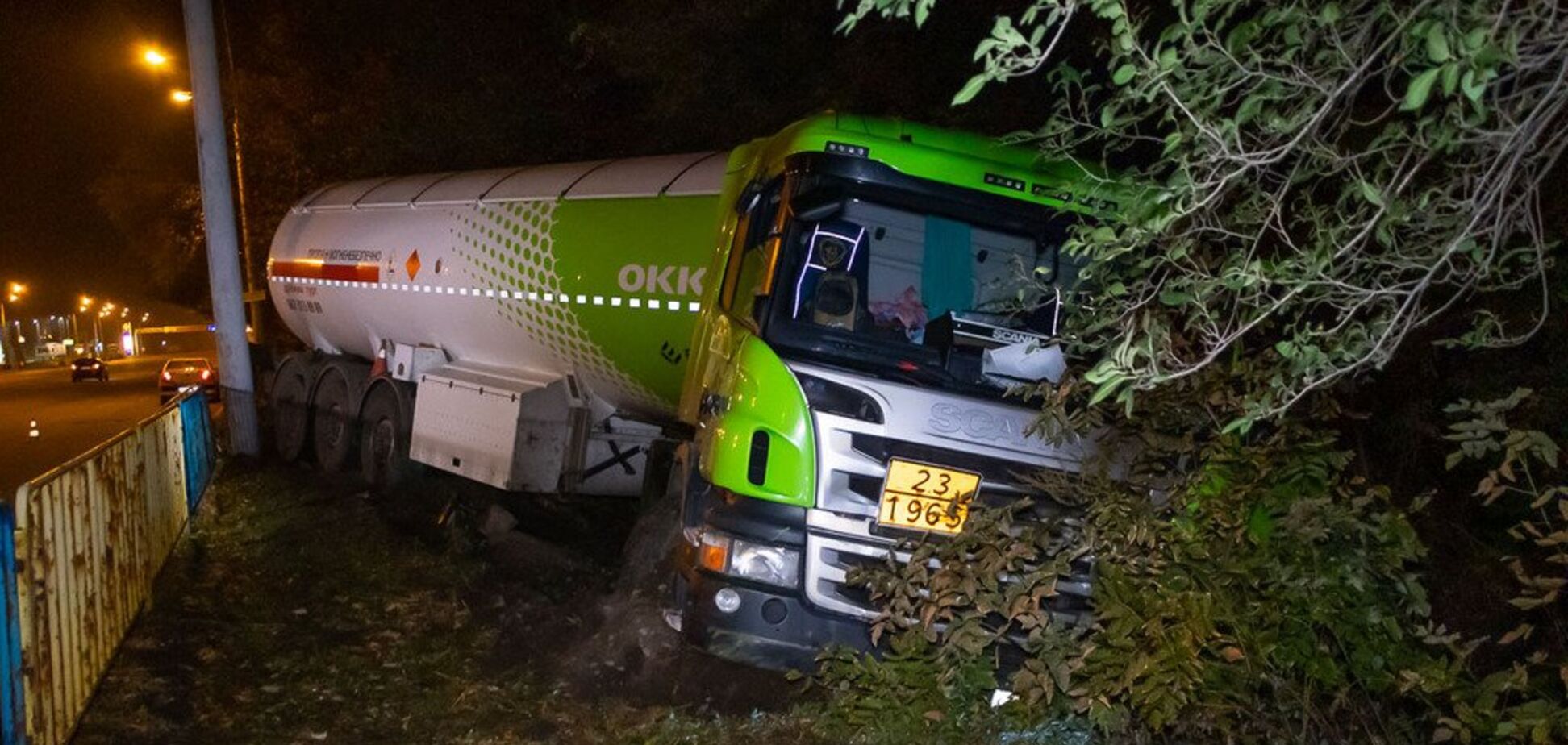 У Дніпрі газовоз з пропаном злетів з дороги: відео