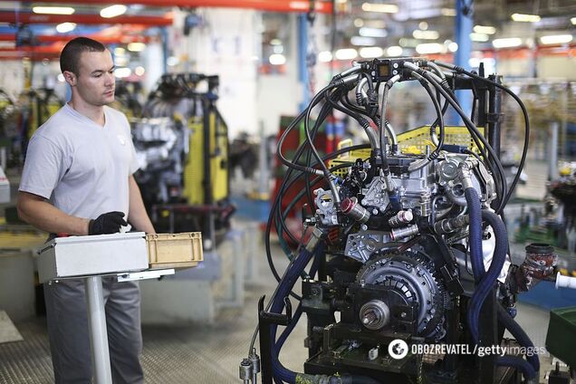Робітники великих автоконцернів звинуватили електромобілі у своїх бідах: що трапилося