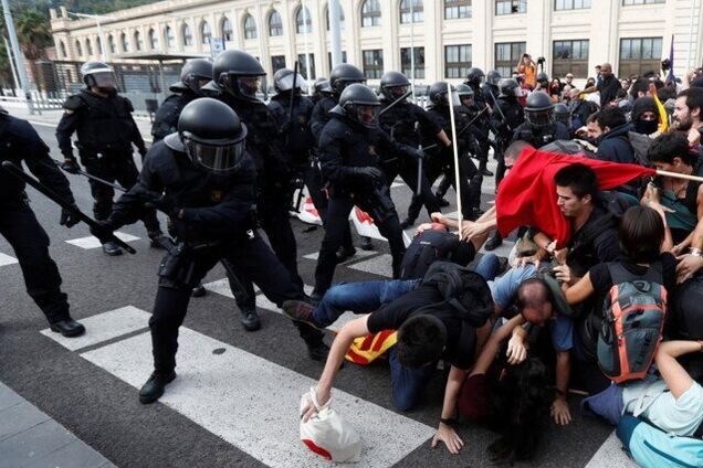 Стреляли и задерживали: в центре Барселоны силой разогнали протест