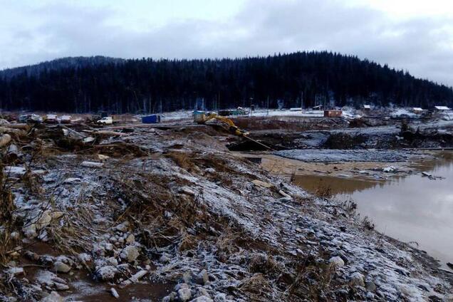 Тіла прямо в багнюці: з'явилося моторошне відео з місця НП під Красноярськом