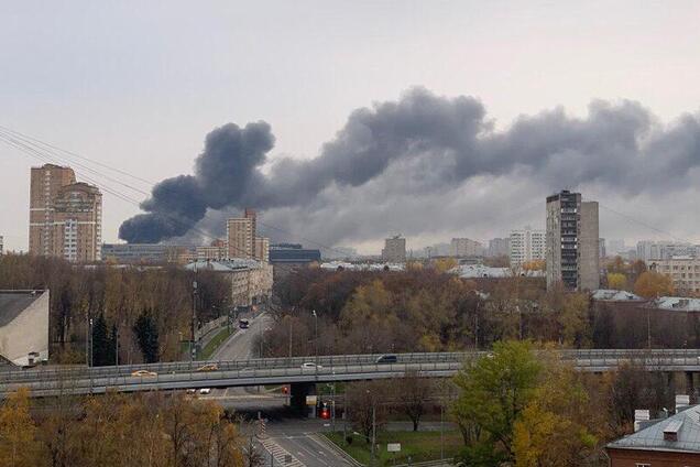 Гасили вертольоти: в Москві спалахнула масштабна пожежа. Відео