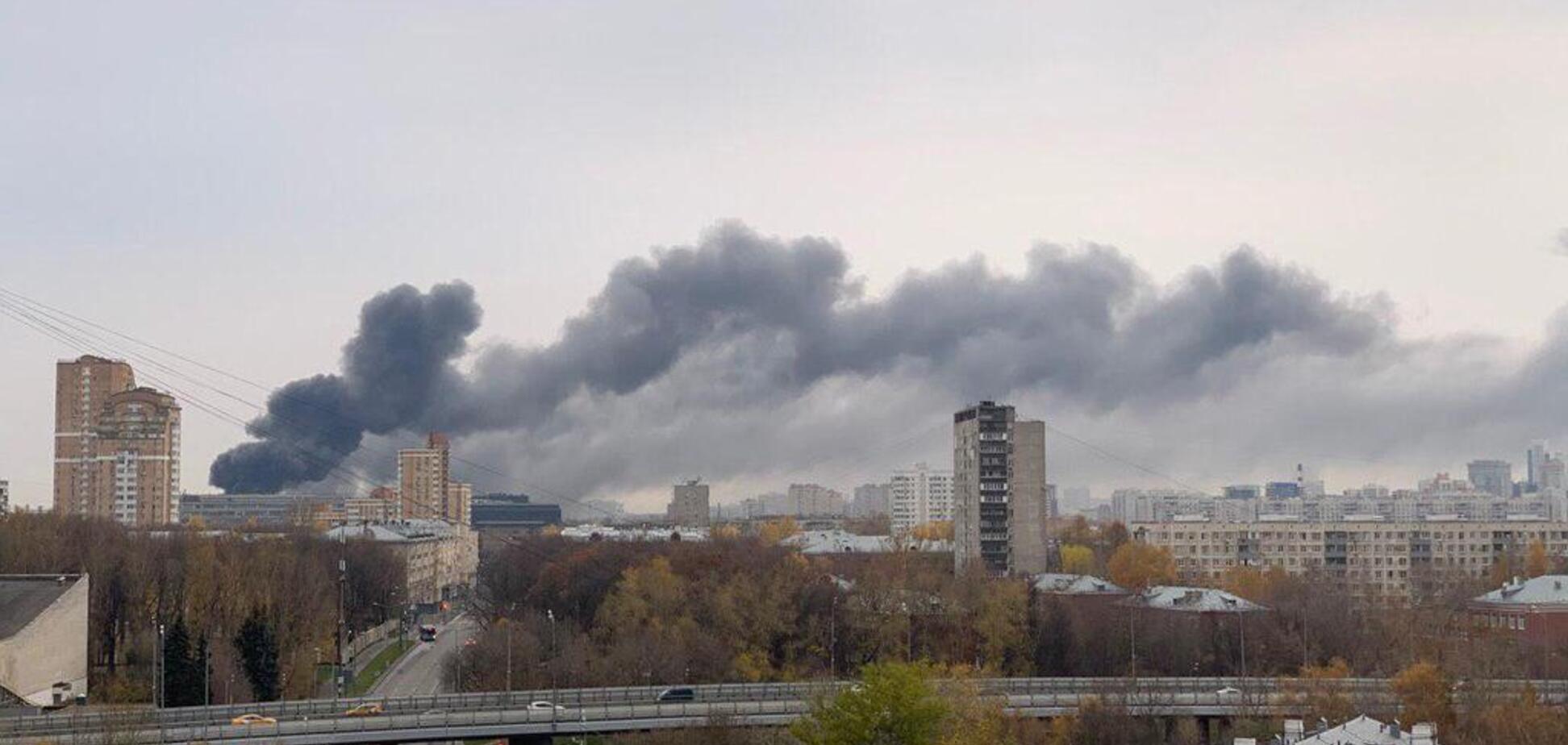 Тушили вертолеты: в Москве вспыхнул масштабный пожар. Видео