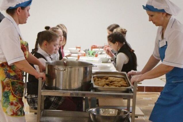 'Таким свиней не кормят!' В сети возмутились из-за питания в школе Киева