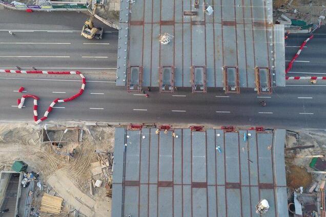 У Києві встановили ключовий прогін Шулявського мосту: фото і відео з висоти