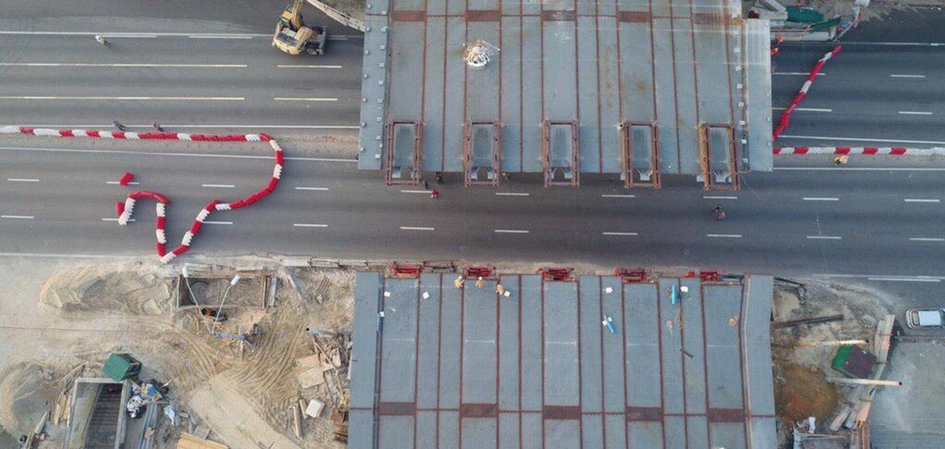 У Києві встановили ключовий прогін Шулявського мосту: фото і відео з висоти
