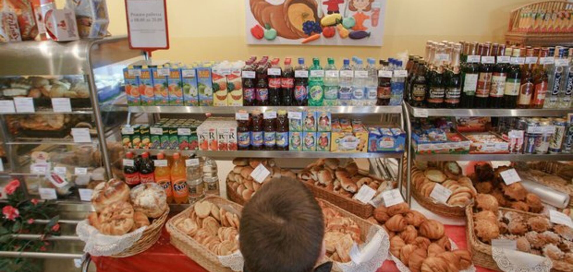 'Шлак!' В Киеве забили тревогу из-за опасных продуктов для школьников