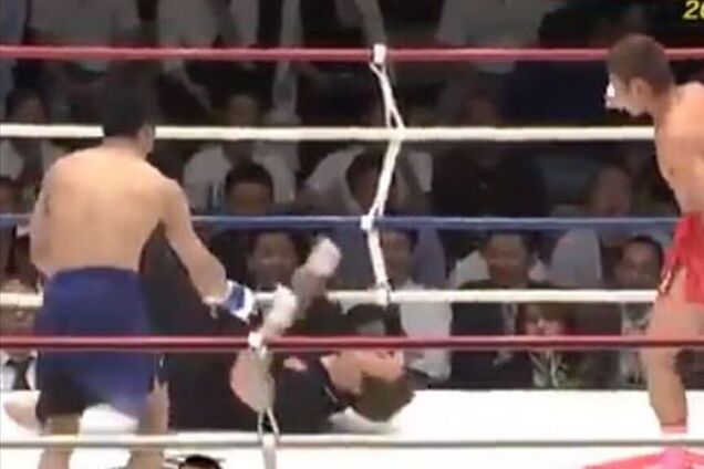 Боксер жорстким ударом відправив суддю в нокаут - опубліковано відео