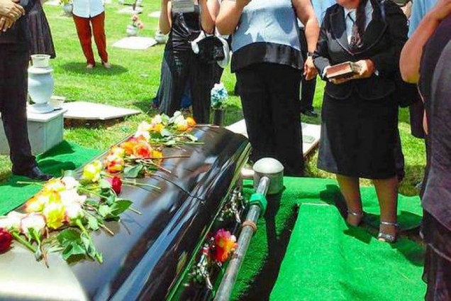 Вдруг повернул голову: очнувшийся на похоронах 'покойник' испугал семью