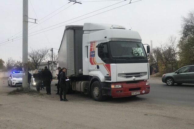 Шла в наушниках: в Днепре фура раздавила женщину. Фото 18+