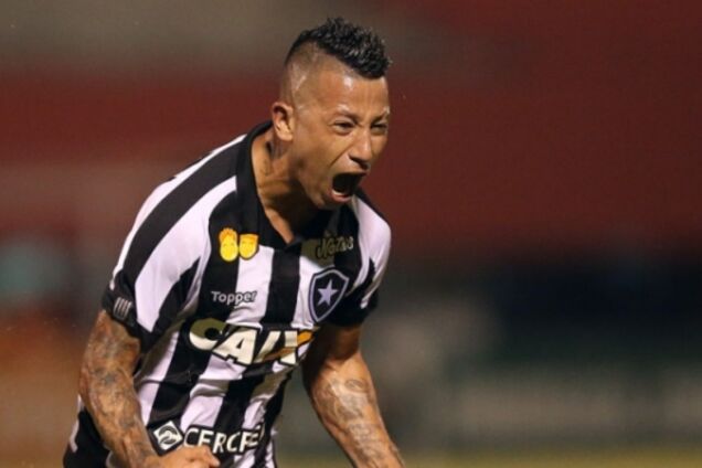 Футболіст, який корчився від болю після зіткнення, раптово 'зцілився'