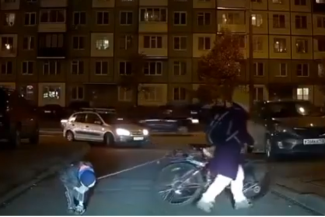 В России мать привязала сына за шею к велосипеду