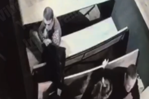 У Києві в ресторані троє чоловіків обікрали дівчину