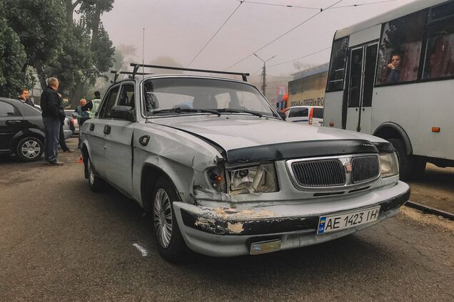 "Отключился" за рулем: в Днепре водитель "Волги" врезался в припаркованные авто